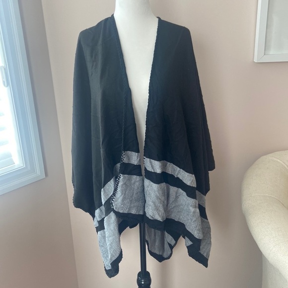 𝅺gray and Black Wrap - Picture 1 of 3